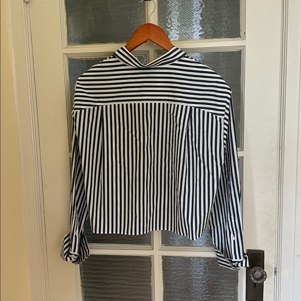 Frame Namu Cropped Black and White Pinstriped Organic Cotton Shirt - Picture 2 of 6